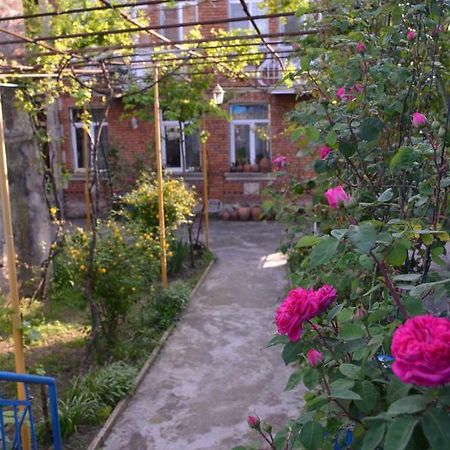 Friends House Hotel Kutaisi Bagian luar foto