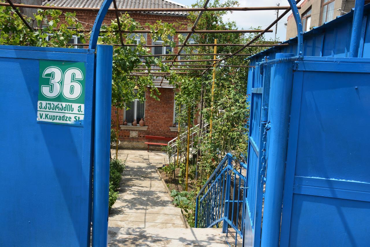 Friends House Hotel Kutaisi Bagian luar foto