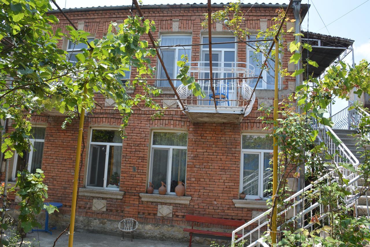 Friends House Hotel Kutaisi Bagian luar foto