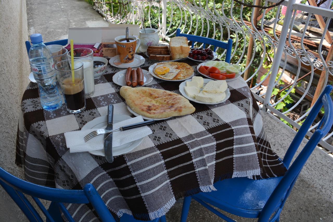 Friends House Hotel Kutaisi Bagian luar foto