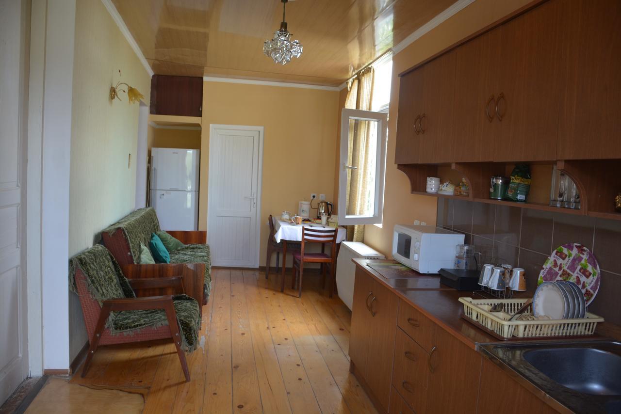 Friends House Hotel Kutaisi Bagian luar foto