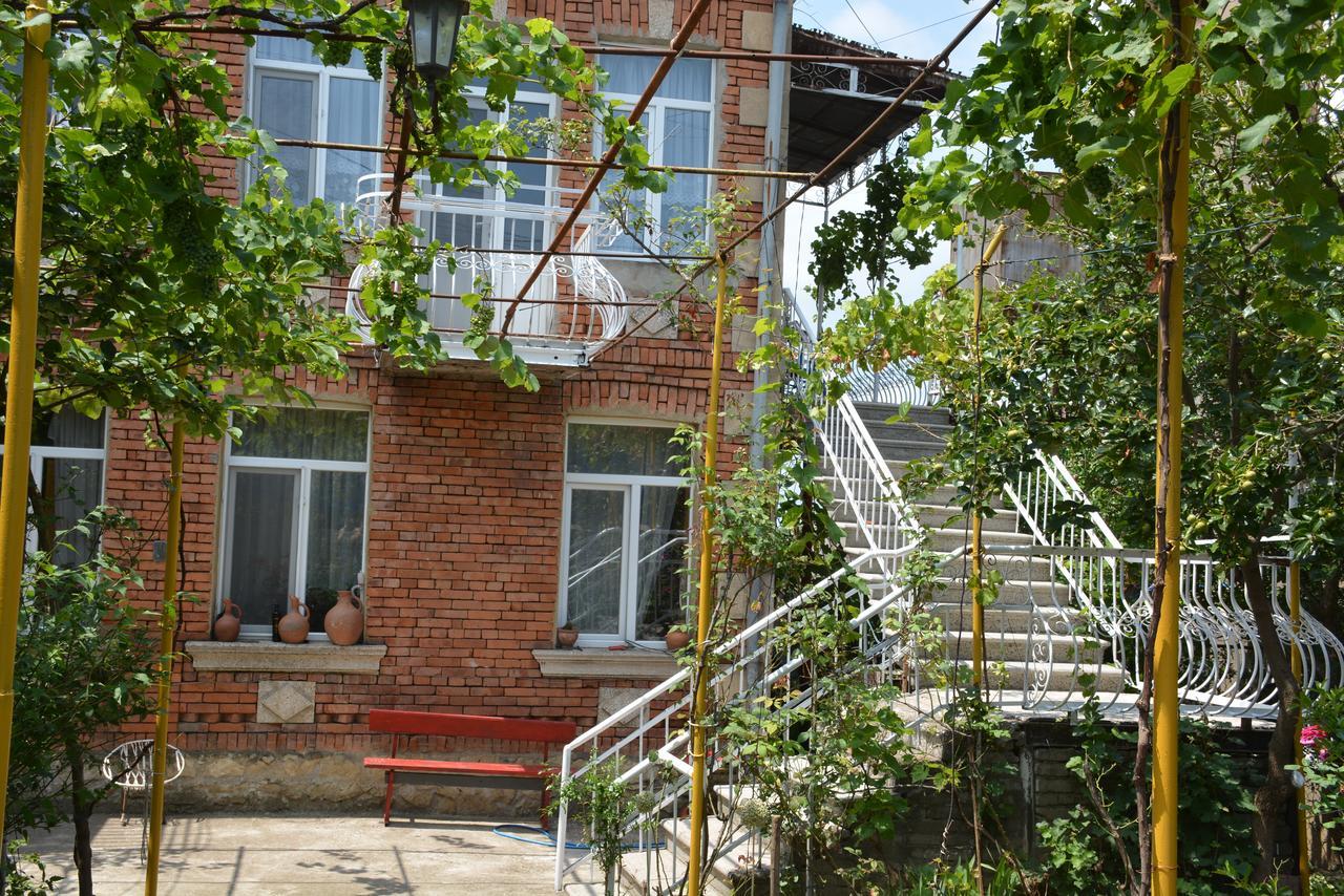 Friends House Hotel Kutaisi Bagian luar foto