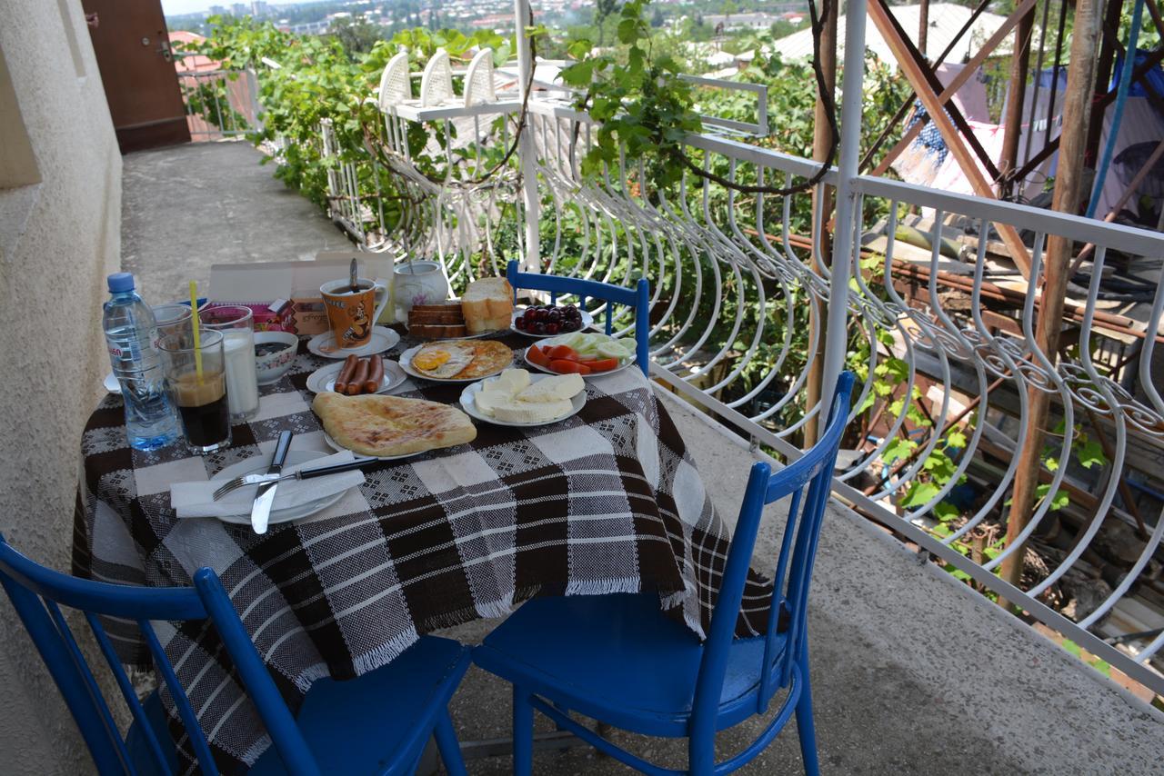 Friends House Hotel Kutaisi Bagian luar foto