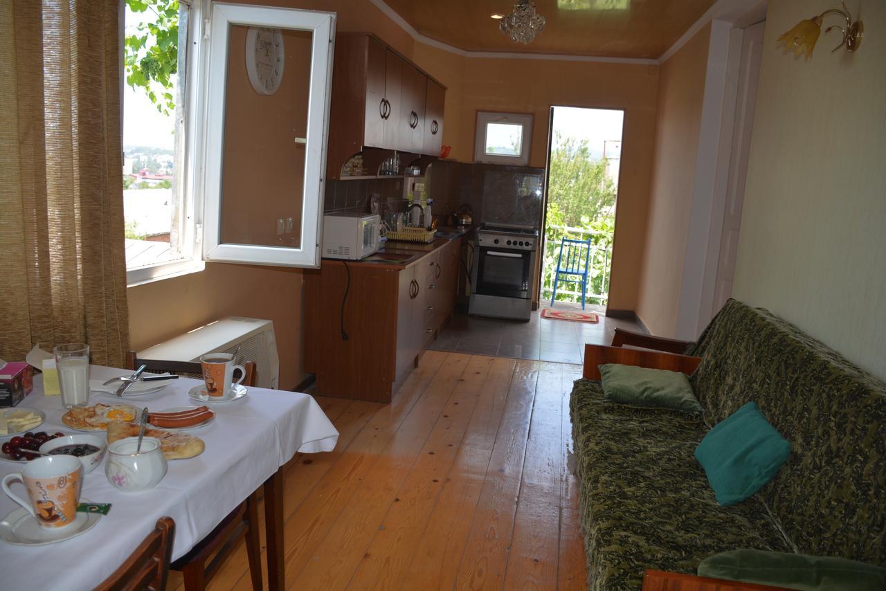 Friends House Hotel Kutaisi Bagian luar foto