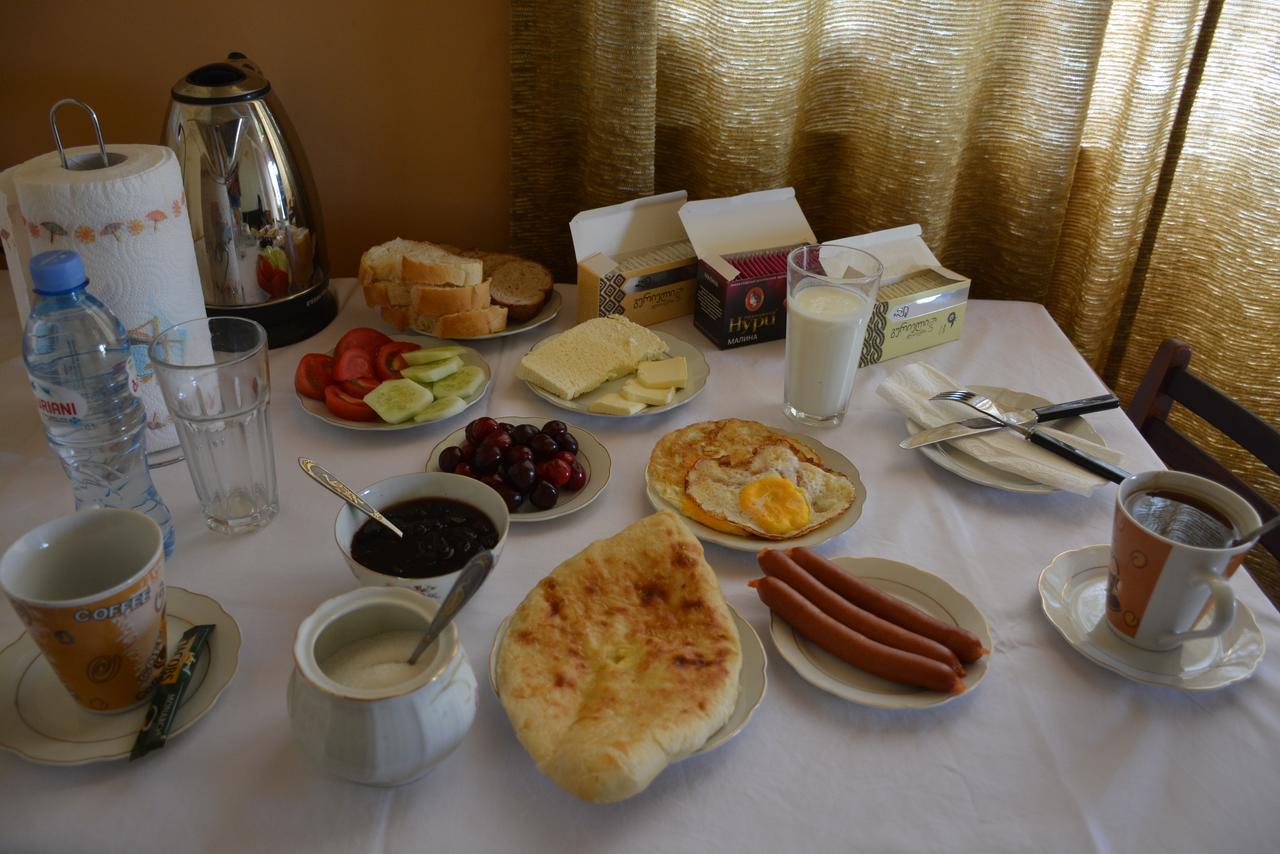 Friends House Hotel Kutaisi Bagian luar foto