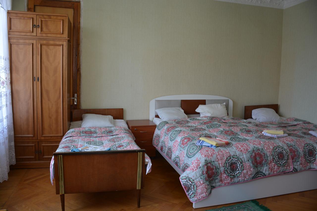 Friends House Hotel Kutaisi Bagian luar foto