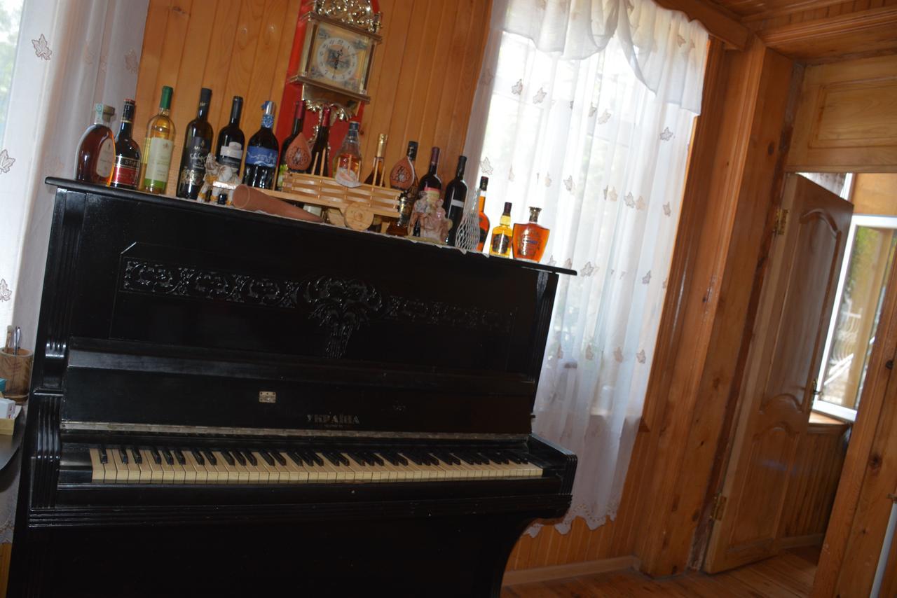 Friends House Hotel Kutaisi Bagian luar foto