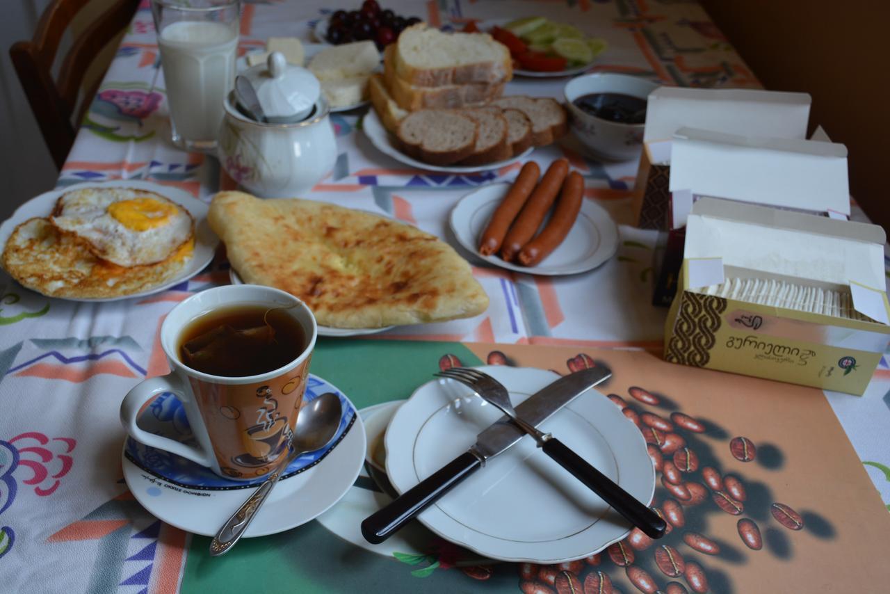 Friends House Hotel Kutaisi Bagian luar foto