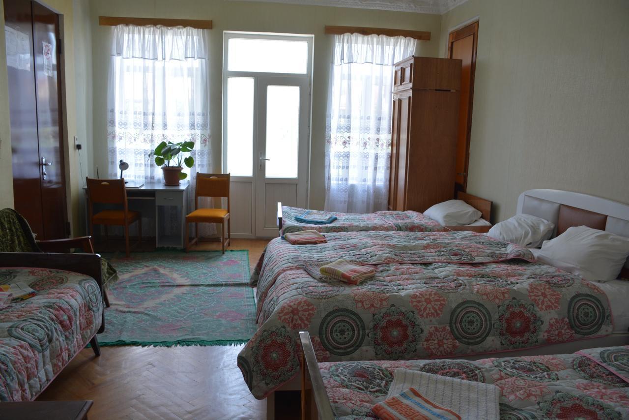Friends House Hotel Kutaisi Bagian luar foto
