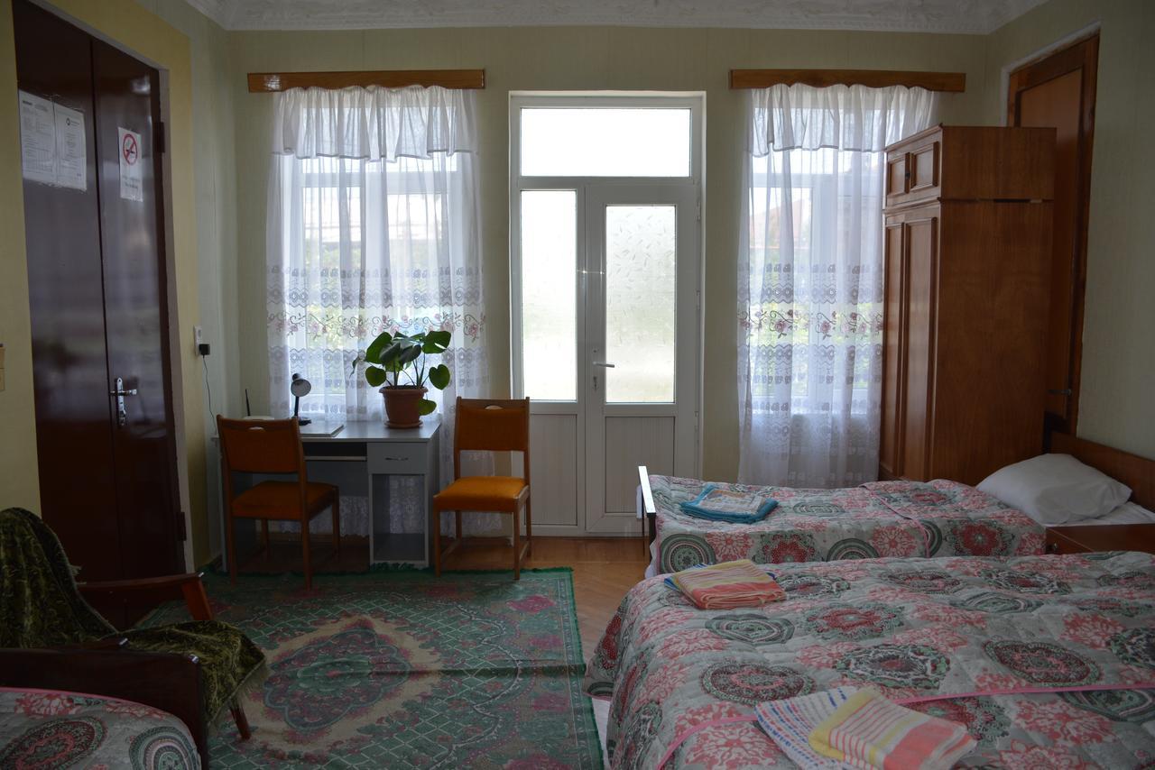 Friends House Hotel Kutaisi Bagian luar foto
