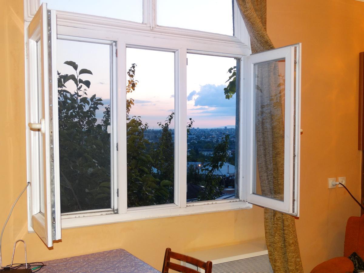 Friends House Hotel Kutaisi Bagian luar foto