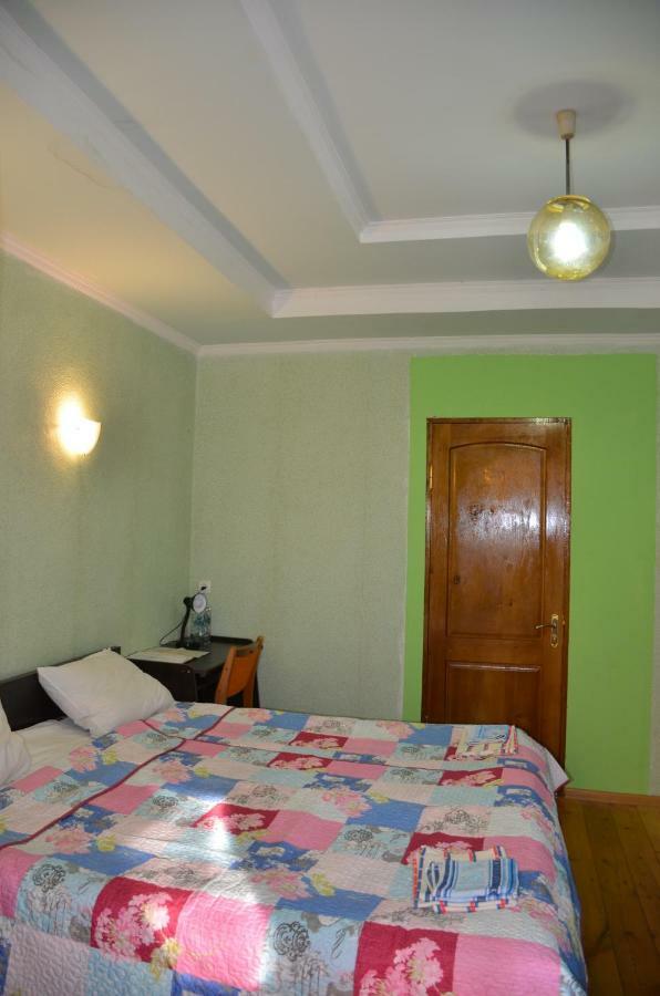 Friends House Hotel Kutaisi Bagian luar foto
