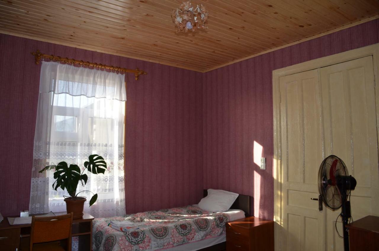 Friends House Hotel Kutaisi Bagian luar foto