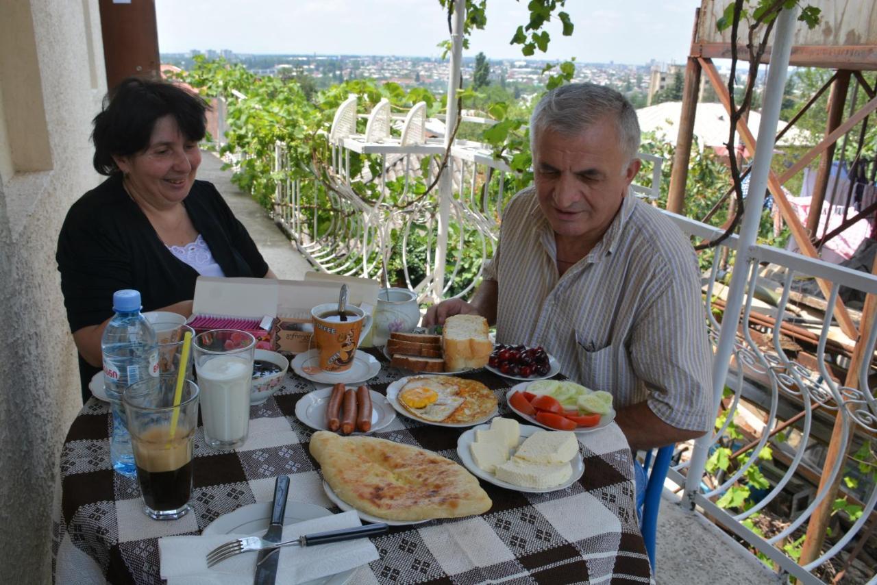 Friends House Hotel Kutaisi Bagian luar foto